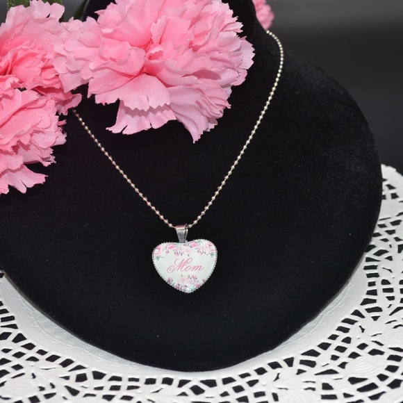 Sadie Leigh Boutique Jewelry - ‘♥️ Mom”- Mom Heart Pendant Necklace.